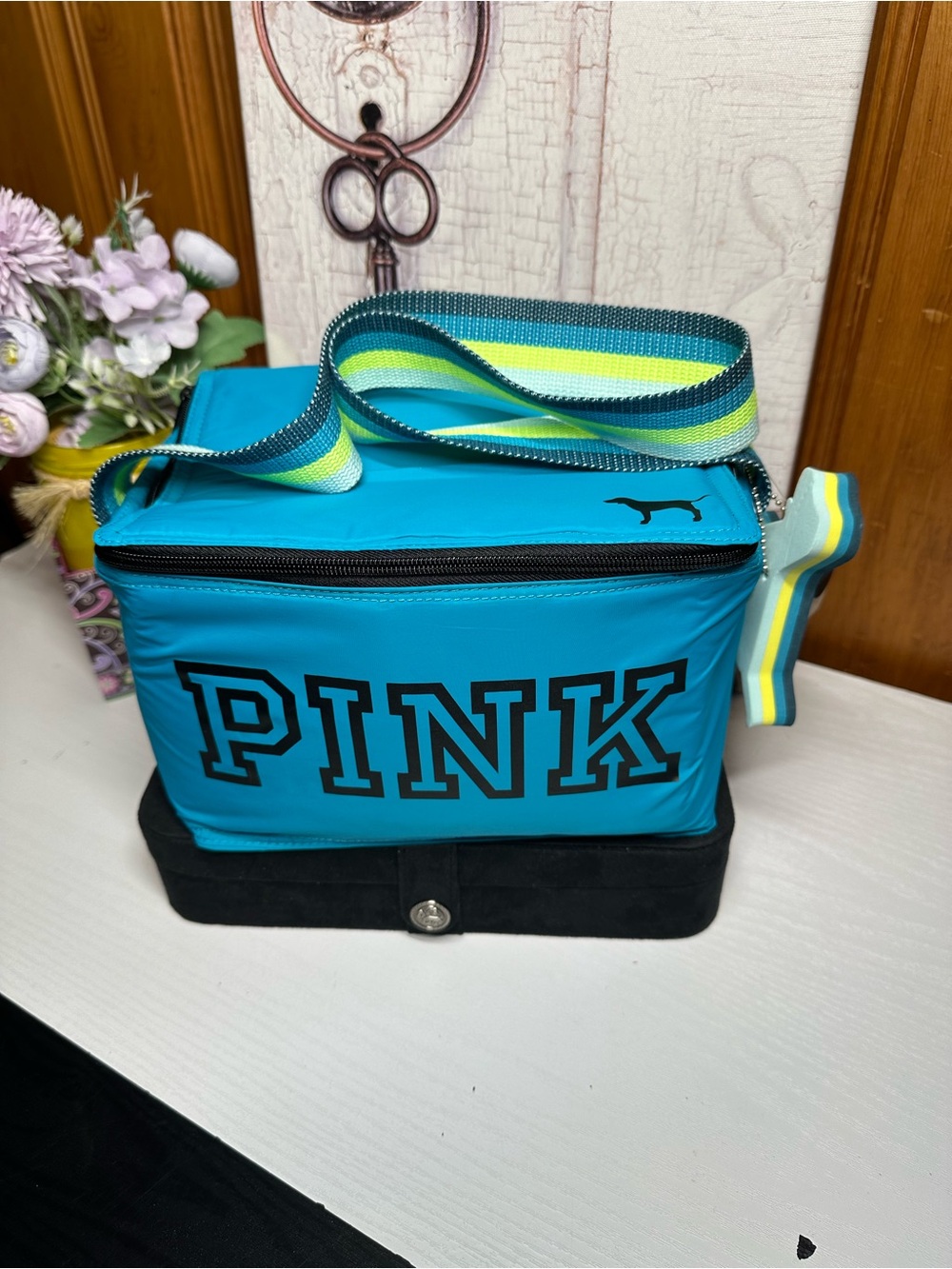 Victoria's Secret PINK Teal Blue Crossbody Lunch Bag with Multicolor Strap - Picture 9 of 9
